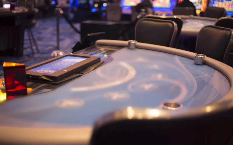 Right Poker Table